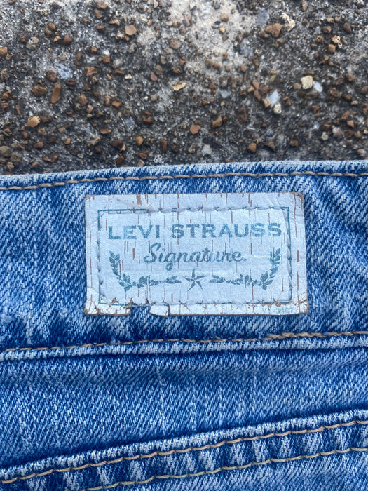 Leve Strauss Signature Denim Shorts - size 12