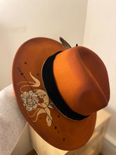 Load image into Gallery viewer, Hand Painted Snake Felt Fedora
